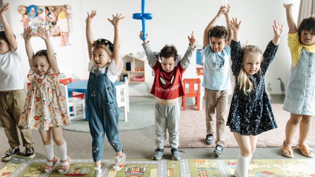 buildmystory_children_with_balloons_jumping