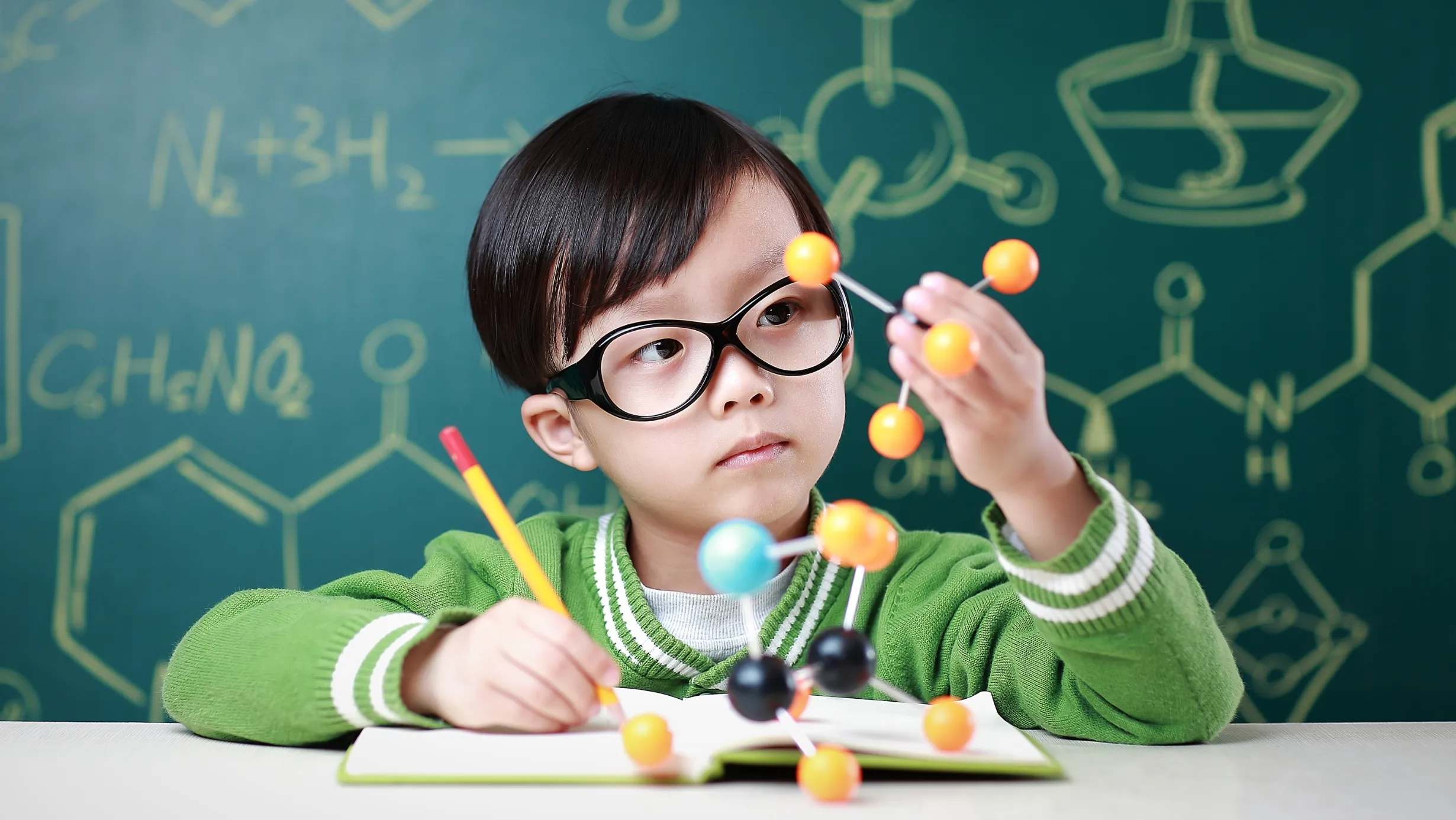buildmystory_child_playing_with_science